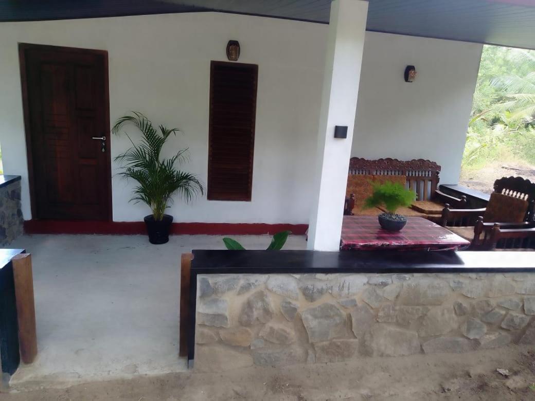 Soma HomeStay&Restaurant Tangalle Bagian luar foto
